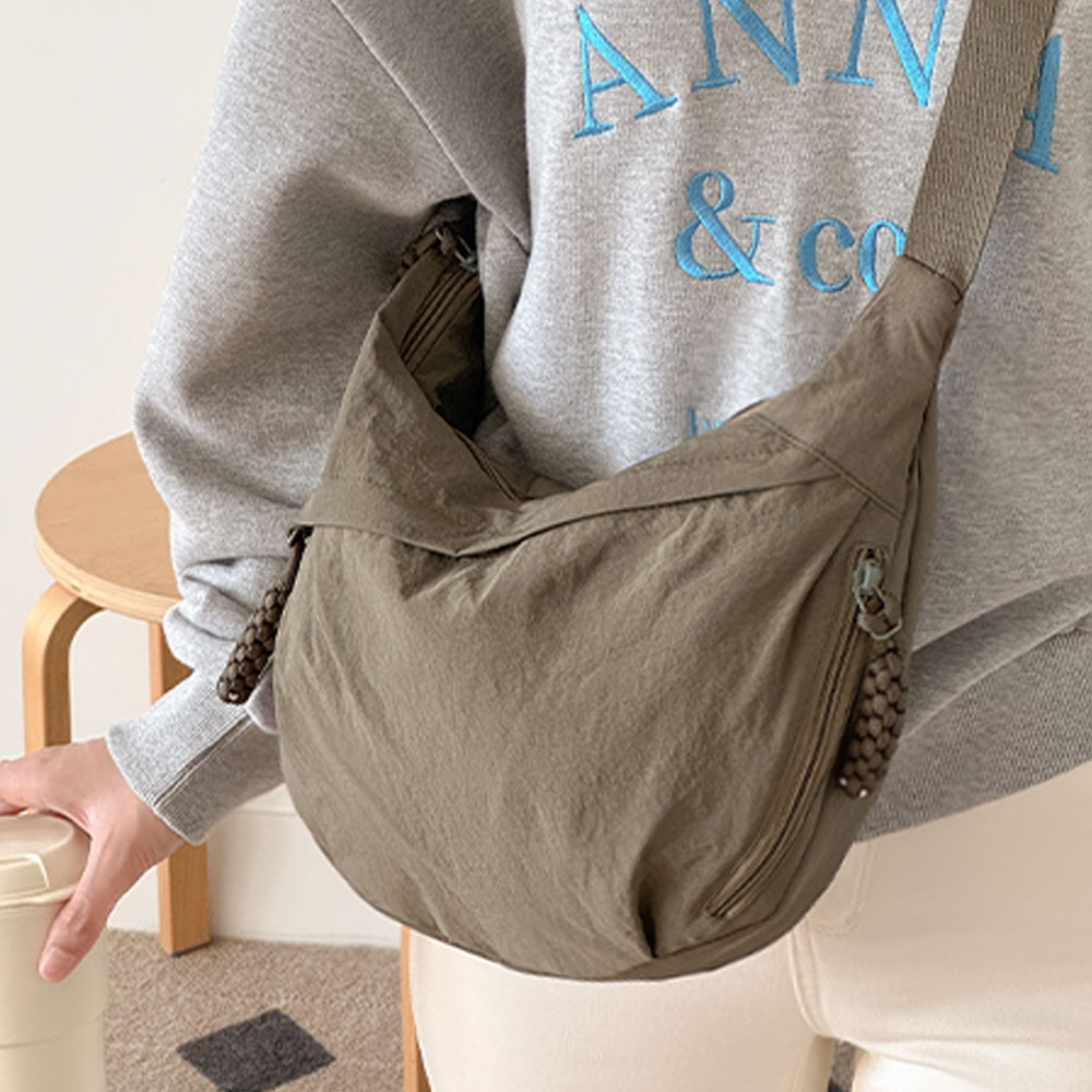 여성 유럽여행 크로스백 해외 크루아상백 가방 반달 나일론 일본