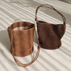 이마백 소가죽 스웨이드 원통 버킷백 3c 데일리 세무 가을 겨울 마실가방 가벼운 크로스백