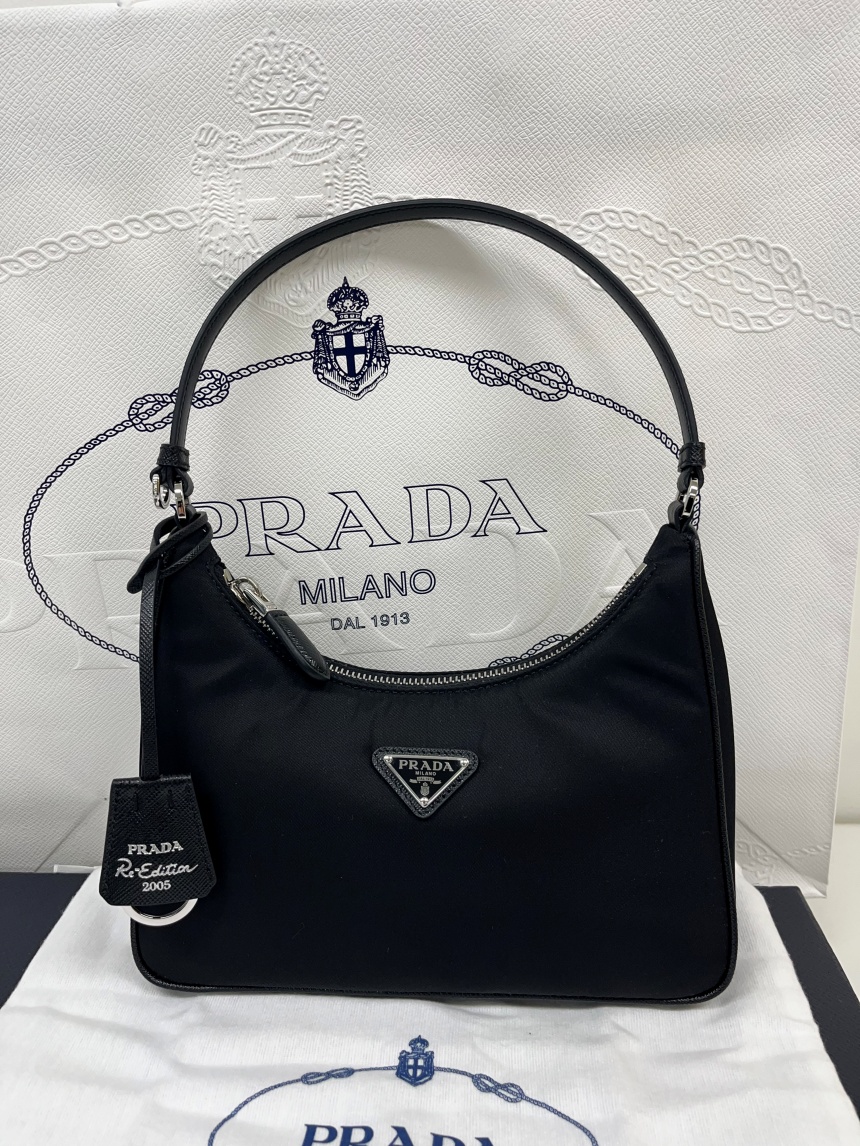 [국내백화점] 프라다 호보백 미니 테수토 리 나일론 체인 사피아노