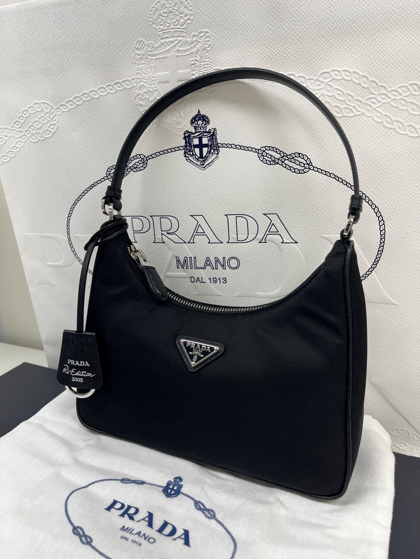 [국내백화점] 프라다 호보백 미니 테수토 리 나일론 체인 사피아노