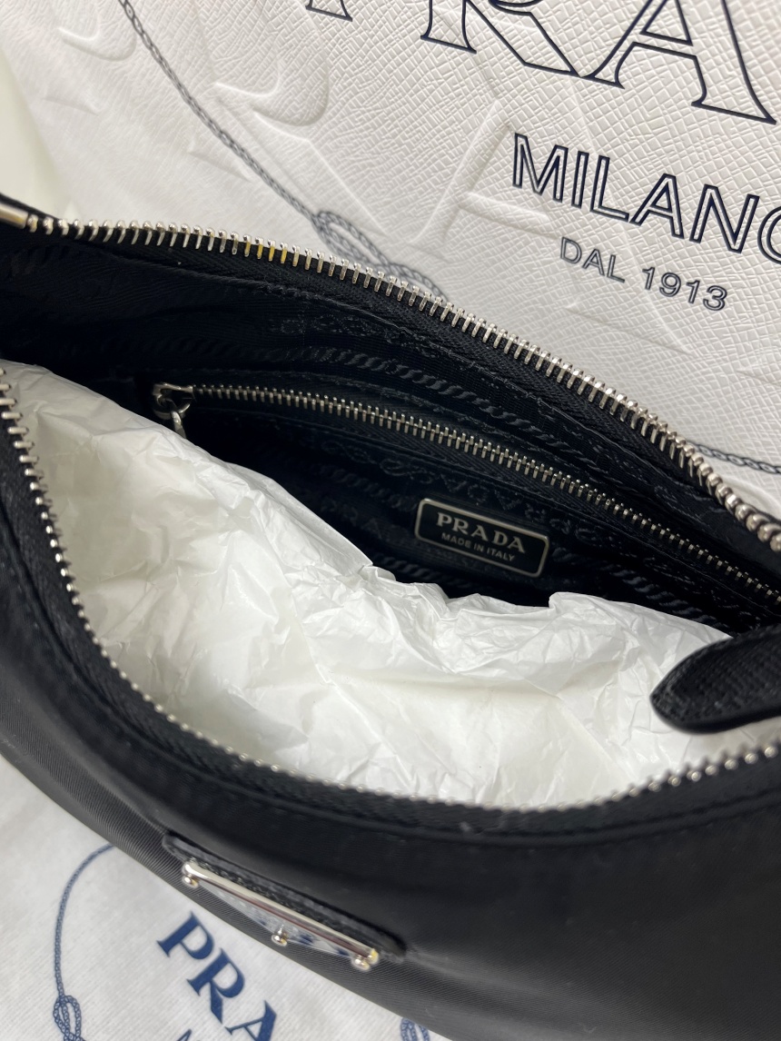 [국내백화점] 프라다 호보백 미니 테수토 리 나일론 체인 사피아노