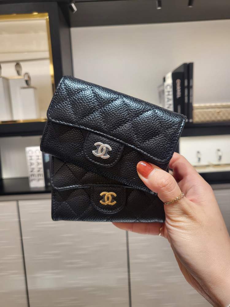 [국내재고 백화점AS가능] 샤넬 클래식 캐비어 똑딱이 보이 플랩 지퍼돌이 카드지갑 내장칩 골드 실버 메탈 블랙 AP0213 AP0214 A80603 AP0216