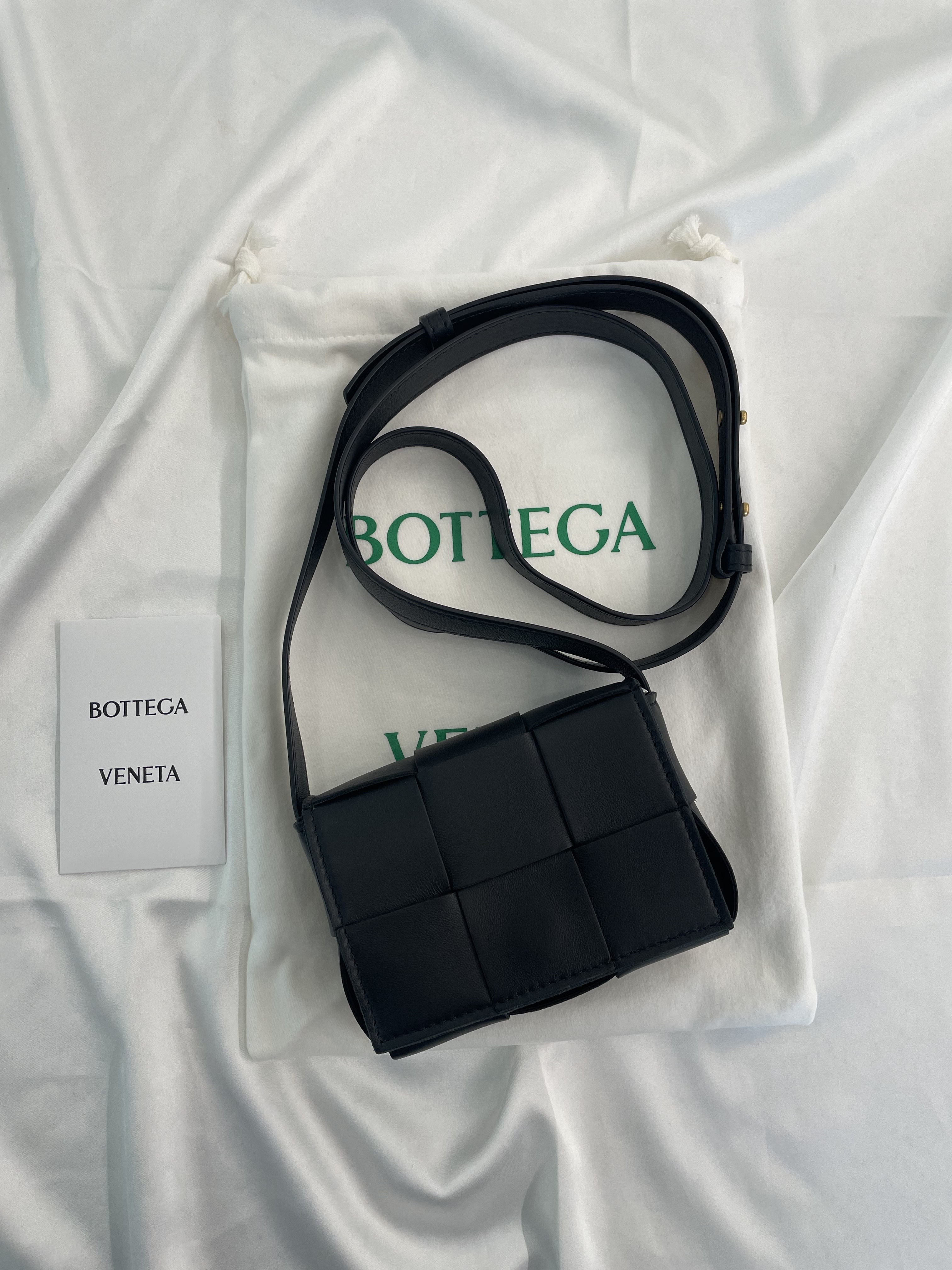 보테가베네타 미니 카세트백 캔디 크로스백 블랙 패러킷 포리지 666688